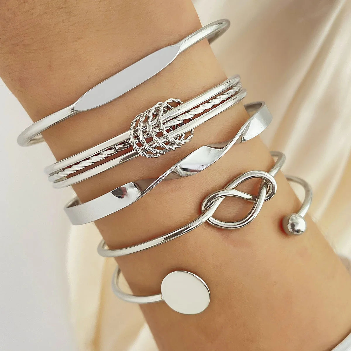 Bracelet Femme Multicouches Doré – Élégant et Ajustable